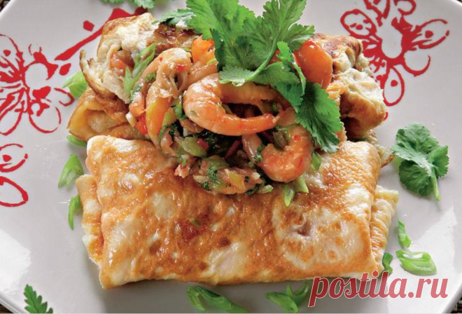 Тайский омлет с креветками.
ИНГРЕДИЕНТЫ
2 крупных яйца
1 ст. л. рыбного соуса
1 ст. л. растительного масла
Для начинки
500 г мелких oчищенных креветок
2 зубчика чеснока
1 стебель лимонного сорго
2 кустика кинзы с корнями
1 небольшой острый красный перец чили
2 стебля зеленого лука
2 ст. л. коричневого сахара
1 ст. л. рыбного соуса
1 ст. л. растительного масла
свежемолотый черный перец