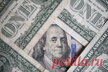 Финансист раскрыл риски хранения наличных долларов. Аналитик компании «Золотой монетный дом», финансист Дмитрий Голубовский раскрыл риски хранения наличных долларов. По его словам, среди ключевых рисков вероятность «грабежа со стороны злоумышленников». «Во-вторых, власти США вас тоже могут ограбить, запретив напечатанные для России доллары», — сказал он.