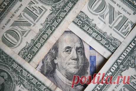 Финансист раскрыл риски хранения наличных долларов. Аналитик компании «Золотой монетный дом», финансист Дмитрий Голубовский раскрыл риски хранения наличных долларов. По его словам, среди ключевых рисков вероятность «грабежа со стороны злоумышленников». «Во-вторых, власти США вас тоже могут ограбить, запретив напечатанные для России доллары», — сказал он.