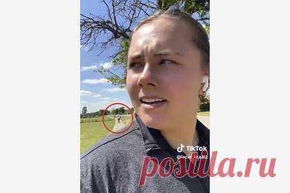 Девушка заметила подозрительного преследователя и нашла способ скрыться от него. Пользовательница TikTok во время пробежки сняла на видео подозрительного преследователя. По словам девушки, незнакомец то бежал навстречу, то следовал за ней на расстоянии более полутора миль (около 2,5 километра --прим. «Лента.ру»). Ролик девушки набрал 3,5 миллиона просмотров.