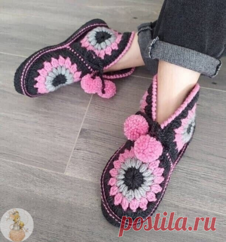 Узорные вязаные тапочки Узорные вязаные тапочкиОчень просто вяжутся из мотивов.