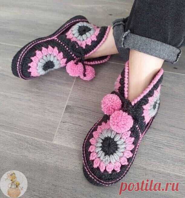 Узорные вязаные тапочки Узорные вязаные тапочкиОчень просто вяжутся из мотивов.