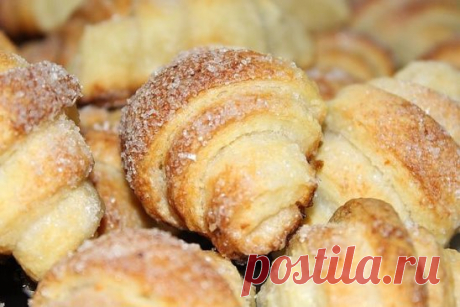 Рогалики творожные рассыпчатые.
1 пачка (250 г) творога
1 пачка (250 г) сливочного масла
2 стакана муки
½ стакана сахара
Растопить масло, добавить творог, муку и все тщательно перемешать, вымесить тесто. Полученное тесто разделить на равномерные небольшие шарики. Каждый шарик раскатать, круг из теста разрезать на треугольнички (т.е. резать по диаметру через центр). В основание каждого треугольничка положить начинку (можно варенье), скрутить рогалики, каждый рогалик окунуть...
