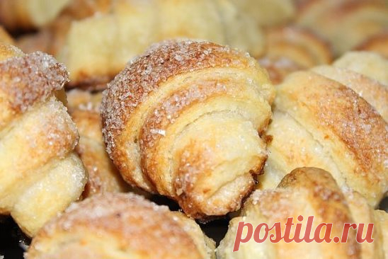 Рогалики творожные рассыпчатые.
1 пачка (250 г) творога
1 пачка (250 г) сливочного масла
2 стакана муки
½ стакана сахара
Растопить масло, добавить творог, муку и все тщательно перемешать, вымесить тесто. Полученное тесто разделить на равномерные небольшие шарики. Каждый шарик раскатать, круг из теста разрезать на треугольнички (т.е. резать по диаметру через центр). В основание каждого треугольничка положить начинку (можно варенье), скрутить рогалики, каждый рогалик окунуть...