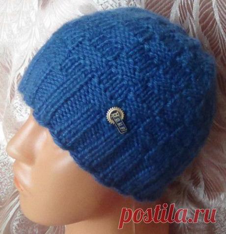 Мужская шапочка с шахматным узором. Men's hats knitting