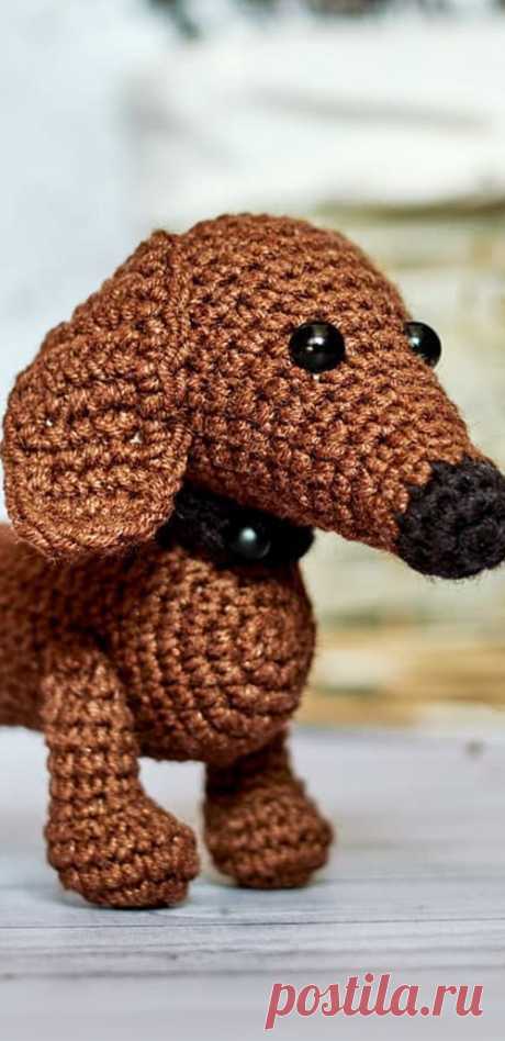 PDF Такса крючком. FREE crochet pattern; Аmigurumi animal patterns. Амигуруми схемы и описания на русском. Вязаные игрушки и поделки своими руками  #amimore - такса, собака, пёс, собачка, щенок, пёсик.