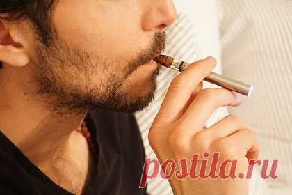 Выявлены хронические последствия употребления электронных сигарет. Исследовательская группа из Массачусетской больницы общего профиля (MGH) выявила последствия постоянного употребления электронных сигарет: это приводит к прогрессирующей обструкции мелких дыхательных путей, схожие с теми, что наблюдаются при вдыхании химических веществ, к одышке и боли в груди.