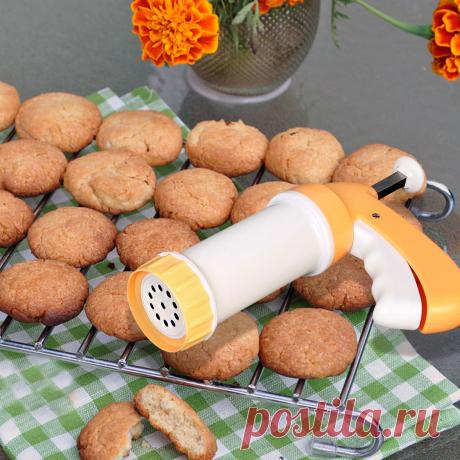 Готовить плоские печеньки и украшать еду совсем не сложно с кондитерским прессом &quot;Мастер кулинар&quot;! Никакой заляпанной кухни и кривой выпечки, только красивый результат при минимальных затратах усилий и времени^^