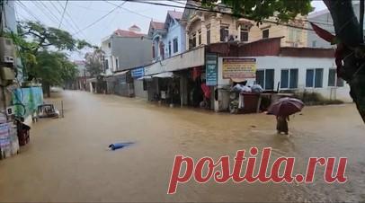 Последствия тайфуна «Яги»: 179 человек погибли во Вьетнаме в результате наводнений и оползней. Число жертв наводнения и оползней во Вьетнаме выросло до 179, ещё более 140 человек пропали без вести. Вследствие тайфуна «Яги» уровень воды в реке Хонгха в Ханое стал самым высоким за 20 лет. Улицы города затоплены, приходится передвигаться на лодках. Спасатели продолжают поиски людей. Читать далее