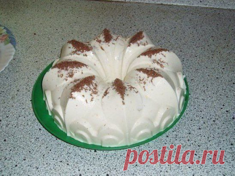 Красивый и вкусный десерт очень быстро!
Желатин 30 г залить молоком (200 мл)и пусть разбухает,тем временем смешать творог(700гр) сметану (250гр)и сахар (200 гр) в однородную массу,затем туда растворенный желатин все смешать добавить фрукты какие есть и можно поломать печенье любое и всю эту массу в силик. форму и в холодильник на 2-3 часа. Ням-ням!!Для украшения на дно формочки натереть шоколад.