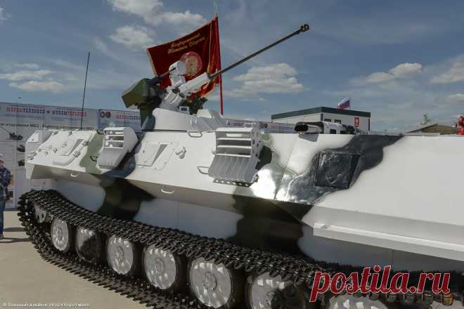 Боевая машина огневой поддержки и сопровождения "Торос" для комплектования арктических бригад была показана на форуме "Армия-2015" в экспозиции ОАО "Муромтепловоз". Обратите внимание на креативность оформления, включающее знамя времен СССР. Благодаря этому ходу вокруг действительно очень перспективной разработки всегда были посетители, включая и высокие армейские чины.