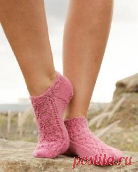 Розовые следки спицами с кружевным рисунком словно цветок Камелии