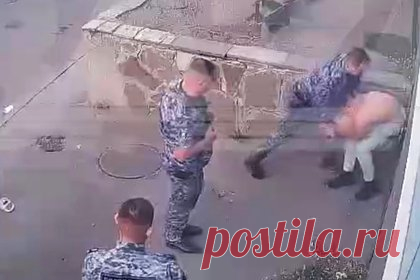 Участники избиения полуголого мужчины росгвардейцем доставлены на допрос