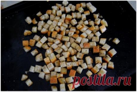 Салат "микс" с баварскими колбасками, крутонами и ...