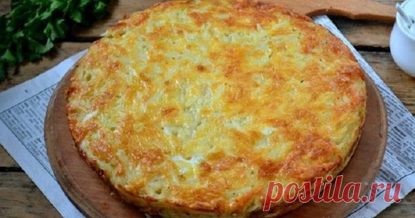Запеканка из тертого картофеля с сыром и чесноком — простая и очень вкусная Это блюдо стало одним из моих любимых еще в детстве и до сих пор им остается. Им часто угощала меня сестра, когда я приезжала к ней в гости. Разница в возрасте у нас довольно большая, и поэтому когда я только начала интересоваться кулинарными премудростями, сестра была уже опытной хозяйкой. У неё я переняла рецепт этой замечательной запеканки с возбуждающим аппетит чесночным ароматом. Такой картофе...