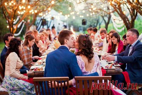 Банкет или фуршет: что выбрать? Читать далее: weddywood.ru/banket-ili-furshet-chto-vybrat