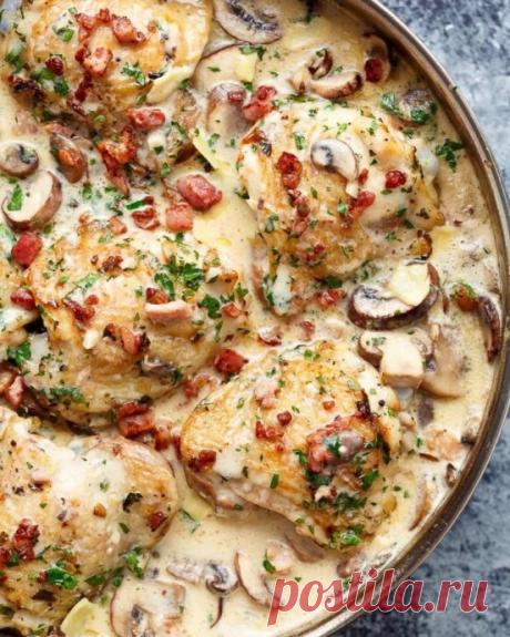 ​Курочка с грибами и беконом в сливочном соусе Ингредиенты:
Куриные бёдра &mdash; 6 шт.
Оливковое масло &mdash; 2 ст. л.&nbsp;Итальянские травы &mdash; 2 ч. л.&nbsp;Соль &mdash; по вкусу&nbsp;Перец &mdash; по вкусуДля соуса:
Оливковое масло &mdash; 1 ст. л.&nbsp;Грибы &mdash; 250 г&nbsp;Бекон &mdash; 6 ломтиков&nbsp;Сливки 20%...