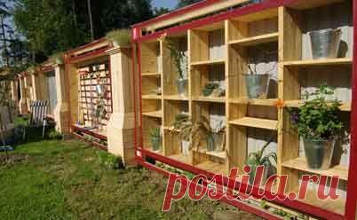 Оригинальный забор с полками - Украшаем дачный участок