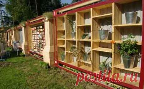 Оригинальный забор с полками - Украшаем дачный участок