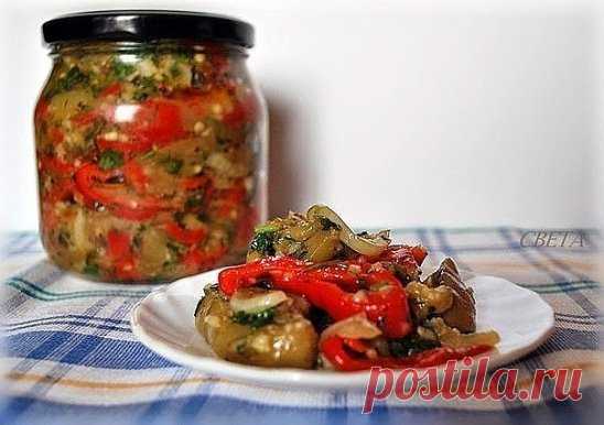 Маринованные баклажаны. Вкус грибов. Очень вкусная закуска
5 кг. баклажан.
3 стол.ложки соли.
0,5 кг. лука репчатого.
4-5. головок чеснока
Растительное масло без запаха.
Баклажаны вымыть и очистить от кожуры (обязательно), нарезать их небольшими толстенькими полосками, как грибные ножки. 
Сложить в широкую миску, чтобы удобно было перемешивать. 
Посолить 3 столовыми ложками соли, дать постоять 2 часа, чтобы из них вышел коричневый сок.
Пока баклажаны отдыхают, мы подготови...