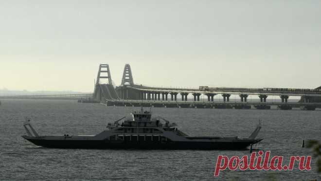 Керченская паромная переправа временно приостановила работу. Керченская паромная переправа временно приостановила работу на период устранения последствий атаки Вооруженных сил Украины (ВСУ) на железнодорожный паром с цистернами топлива в порту "Кавказ". Об этом журналистам сообщили в ...