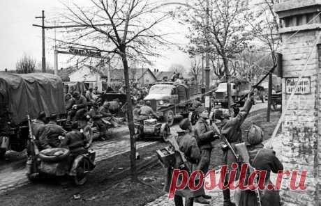 ТАСС-ДОСЬЕ /Алексей Исаев/. 13 апреля 1945 года войсками 3-го и 2-го Украинских фронтов и силами Дунайской военной флотилии была освобождена столица Австрии - Вена... Форсирование Дунайского канала на широком фронте и захват Имперского моста привели к развалу немецкой обороны в Вене. К 14:00 13 апреля Вена была практически полностью очищена от немецких войск. /  © Евгений Халдей/Фотохроника ТАСС |  ТАСС: Биографии и справки - К 70-летию освобождения Вены