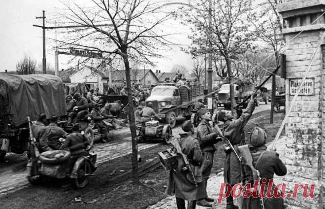 ТАСС-ДОСЬЕ /Алексей Исаев/. 13 апреля 1945 года войсками 3-го и 2-го Украинских фронтов и силами Дунайской военной флотилии была освобождена столица Австрии - Вена... Форсирование Дунайского канала на широком фронте и захват Имперского моста привели к развалу немецкой обороны в Вене. К 14:00 13 апреля Вена была практически полностью очищена от немецких войск. /  © Евгений Халдей/Фотохроника ТАСС |  ТАСС: Биографии и справки - К 70-летию освобождения Вены