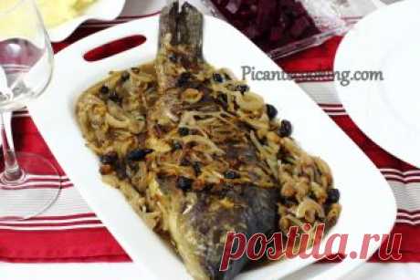 Польський короп по-єврейськи (Karp po żydowsku) Моя інтерпретація польська різдвяна класики з єврейським корінням - короп по-єврейськи, короп під пряним цибулевим соусом з пивом і родзинками.