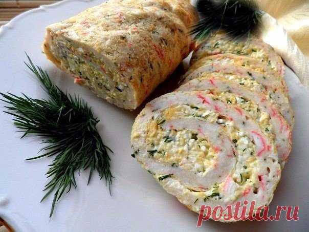 Вкуснейший яичный рулет с крабовыми палочками Этот простой рулетик с крабовыми палочками обязательно полюбится всем членам вашей семьи. Ингредиенты: 70 г крабовых палочек; 4 яйца; 150 г плавленого сыра; 100 г сметаны; 50 г...