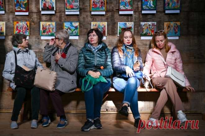 «Девки гуляют, мужиков никого». В украинских селах остались старики и юнцы. Украинки прикрывают своих мужчин грудью
