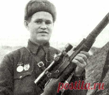 Тем временем мы продолжаем нашу рубрику #геройдня. Сегодня вспоминаем подвиг Василия Зайцева - первого и самого известного снайпера Сталинграда. Он прославился не только за феноменальную меткость, но и за смекалку. Свои приемы он записывал в блокнот, а позже выпустил два учебника для снайперов.