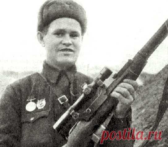 Тем временем мы продолжаем нашу рубрику #геройдня. Сегодня вспоминаем подвиг Василия Зайцева - первого и самого известного снайпера Сталинграда. Он прославился не только за феноменальную меткость, но и за смекалку. Свои приемы он записывал в блокнот, а позже выпустил два учебника для снайперов.