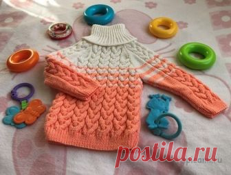ВЯЗАНЫЙ СВИТЕР СПИЦАМИ НА 1-2 ГОДА “ПЕРСИКОВОЕ МОРОЖЕНОЕ”      
Добрый день!
Меня зовут Анастасия Карпова.
Хочу рассказать о свитерке с высоким горлышком “Персиковое мороженое”. Придумала сама, поэтому четкого описания из журнала нет.
Нам потребуется: Троицкая пряжа “Кроха” 20% шерсть, 80% акрил. 0235 супер-белый 3 моточка (50гр/135м) и 3 моточка цвета само 0463 (50гр/135м), спицы №2 прямые и носочные (5 шт), спицы № 4, крючок для набора петель от горловины.
Свитер получил...
