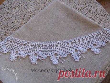 Обвязка с бабочками

В основе вязания этого бордюра – сетка, состоящая из чередования 1 столбика с накидом и 2-х воздушных петель.
Для начала необходимо связать цепочку из 28 возд. петель. Каждый ряд начинать 3-мя возд. п. для подъёма (вместо 1 столбика с накидом). Далее см. на фотографию ниже, на каждом фрагменте показан 1 ряд. Количество воздушных петель подписано на фотографиях.