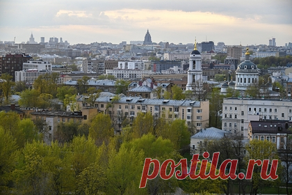 Названы бюджетные варианты для съема жилья в центре Москвы. Специалисты по недвижимости назвали самые удачные места в центре Москвы для съема недорогой квартиры. Дешевле всего однокомнатная квартира будет обходиться в Таганском, Мещанском и Красносельском районах столицы. Так, средний тариф на съем однокомнатной квартиры на Таганке в сентябре составил 48 тысяч рублей в месяц.