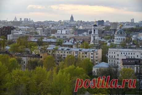 Названы бюджетные варианты для съема жилья в центре Москвы. Специалисты по недвижимости назвали самые удачные места в центре Москвы для съема недорогой квартиры. Дешевле всего однокомнатная квартира будет обходиться в Таганском, Мещанском и Красносельском районах столицы. Так, средний тариф на съем однокомнатной квартиры на Таганке в сентябре составил 48 тысяч рублей в месяц.