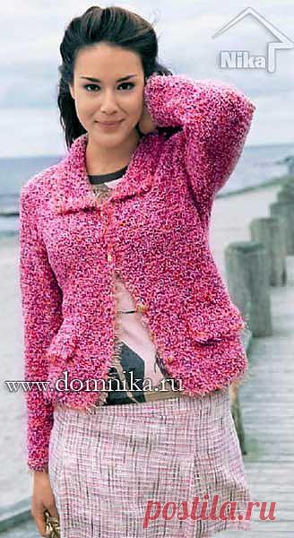 Приталенный жакет жемчужным узором.