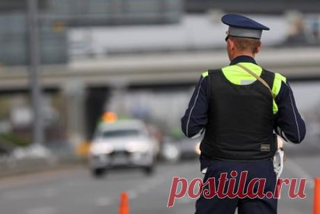 Табло рухнуло на шоссе в Подмосковье и перекрыло движение