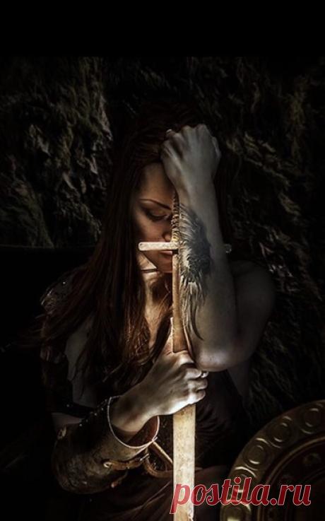 На моей войне копья сломаны,
В поле дым, а в сердце печаль.
Над хоругвями кружат вороны,
Режет глаз безкрайняя даль.

На моей войне победителям
Никогда не пели хвалу,
Только тихо в старой обители
Догорит лампада в углу.

Войны храбрые в битву ратную
Выходили, как на парад.
Мы в эпоху ту безвозвратную
Не земных искали наград.

Знамя славное с гербом вышитым
Замела дорожная пыль,
И на поле бранном, на выжженом,
Прорастает скудный ковыль.

Не кляни меня, что любила тьму -
Не ...