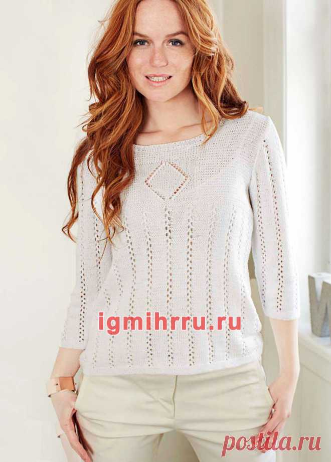 Женственный пуловер с классическим дизайном, украшенный мелкими декоративными деталями.Спицы