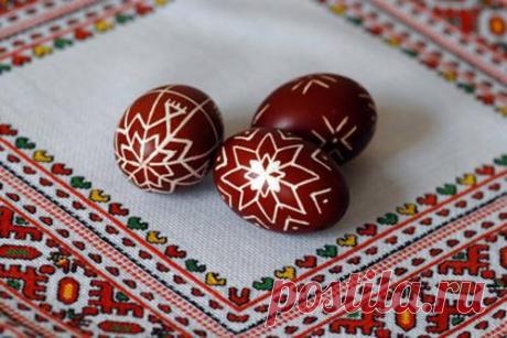 Как красить яйца в луковой шелухе / Простые рецепты
