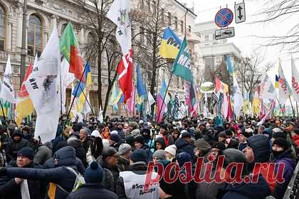 Депутатов эвакуировали из-за угрозы прорыва протестующих в Верховную Раду. Украинских депутатов в экстренном порядке эвакуировали из здания Верховной Рады из-за угрозы прорыва протестующих, которые устроили столкновения с силовиками в центре Киева. Депутатов вывели из парламента через подземный переход. В помещении остались только журналисты и сотрудники аппарата.