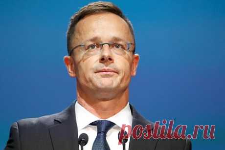 В Венгрии заявили о бессмысленности переговоров ЕС с Украиной. Решение Евросоюза начать переговоры с Украиной является бессмысленным и иррациональным, заявил глава МИД Венгрии Петер Сийярто. По его словам, ни у кого нет представления о том, какие могут быть последствия такого шага. «Это решение, от которого лучше устраниться», — добавил он.