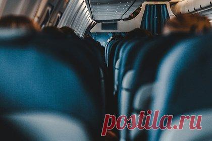 Попытавшейся помочиться в проходе самолета пассажирке предъявили обвинение. Пассажирке, которая сняла штаны перед попутчиками и попыталась помочиться в проходе самолета, предъявили обвинение. Инцидент произошел в ноябре 2023 года на рейсе авиакомпании Frontier Airlines из Орландо в Филадельфию. 60-летняя Дульсе Уэртас во время посадки направилась в туалет, но была остановлена стюардессами.