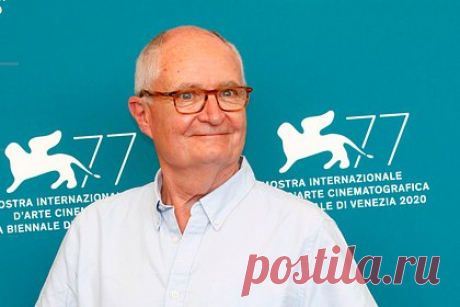 Актер из «Гарри Поттера» поддержал Роулинг на фоне скандала из-за нового шоу. Актер Джим Бродбент, исполнивший роль профессора Слизнорта в фильмах о Гарри Поттере, поддержал британскую писательницу Джоан Роулинг на фоне призывов бойкотировать сериал по вселенной мальчика-волшебника. По слова актера, происходящее «действительно грустно». «Я думаю, что Джоан Роулинг потрясающая», — сказал он.