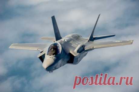 Истребители США опасно сблизились с российскими Су-35 в Сирии. Российские летчики приняли необходимые меры для предотвращения столкновения.