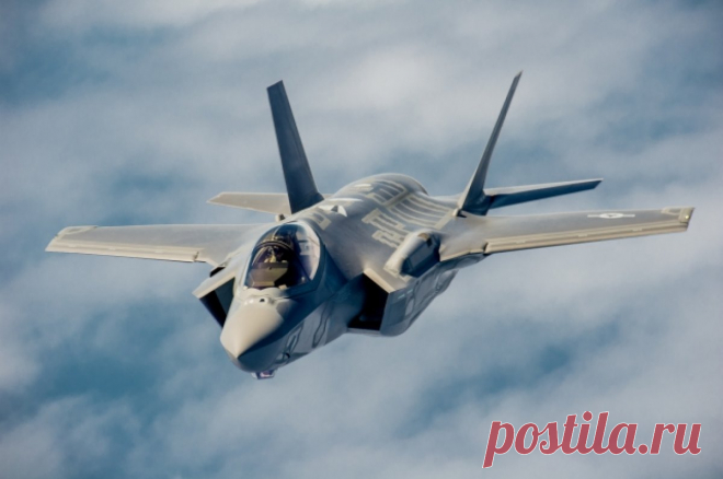 Истребители США опасно сблизились с российскими Су-35 в Сирии. Российские летчики приняли необходимые меры для предотвращения столкновения.