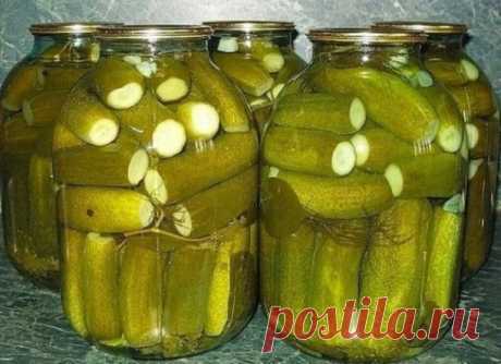 ОГУРЦЫ &quot;ЗЛОДЕЙСКИЕ&quot;
И хрустящие, и ароматные и очень вкусные!
Рецепт незатейливый, но по нему всегда выходят отменные огурчики - упругие, хрустящие, пикантные. Зимой будет так приятно похрустеть!... А ”злодейскими” огурцы названы потому, что в рецепте используется очень много чеснока, а в конце приготовления добавляется водка, отчего огурчики получаются очень хрустящими, а банки никогда не “взрываются”.
В этом рецепте лучше использовать небольшие крепкие огурчики. Они буду...