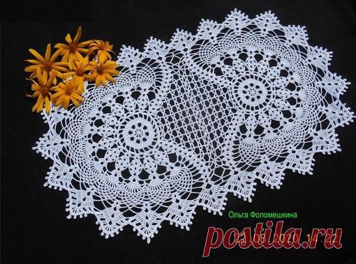 Овальная салфетка крючком. Прекрасно подойдёт для любого интерьера, можно использовать в качестве подарка! Такую красоту оценят по достоинству! Нитки Пехорка успешная, крючок 1,5 мм. Размер готовой салфетки 39×64,5 см. Вязала с некоторыми изменениями.  На моей странице есть ссылка на МК к этой салфетке. Благодарю за публикацию! Всем приятного вязания!