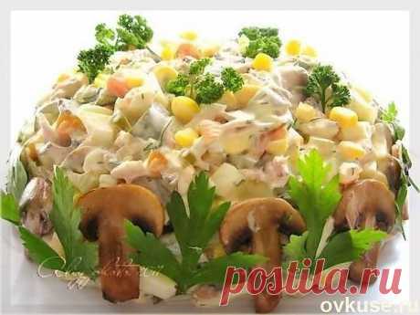 Салат с курицей, грибами и маринованными огурцами - Простые рецепты Овкусе.ру